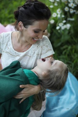 Anne ve kızı piknikte.