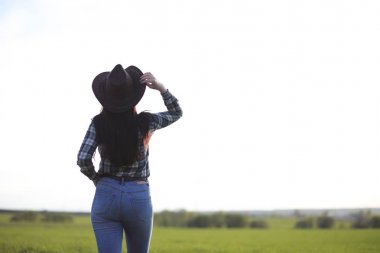 Bir kız yaz ülkede yayılıyor.