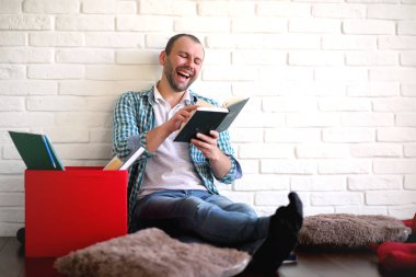 Odada okuyan genç bir öğrenci.