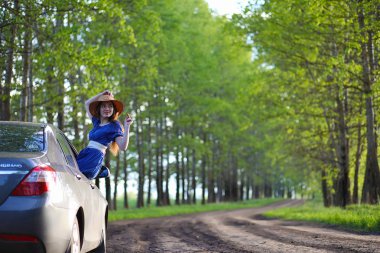 Akşam kırsalında kız