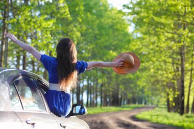 Akşam kırsalında kız