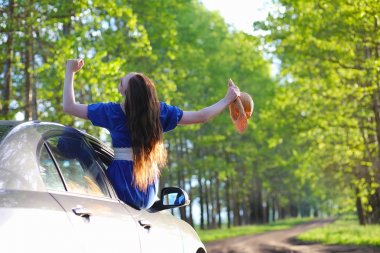 Akşam kırsalında kız