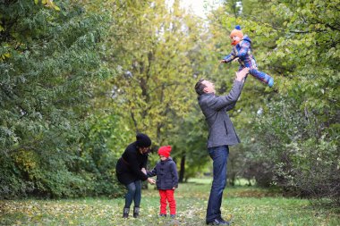 Çocuklu genç bir aile yürüyüşe çıktı.