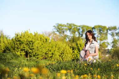 Baharda parkta bir kız
