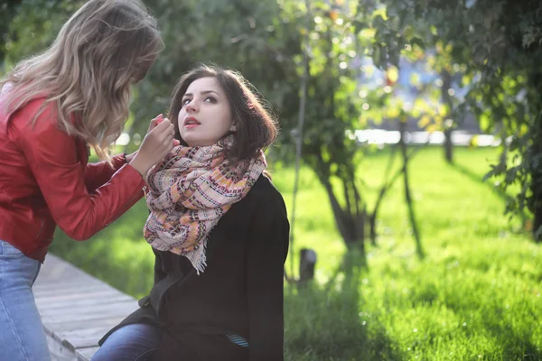 Menina bonita no parque para um passeio — Fotografia de Stock