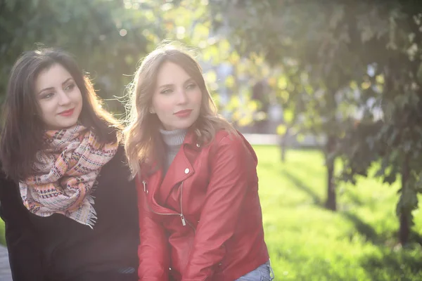 Schöne Mädchen im Park für einen Spaziergang — Stockfoto