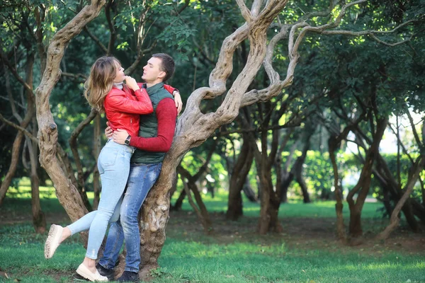 Schönes junges Paar bei Date im Park — Stockfoto