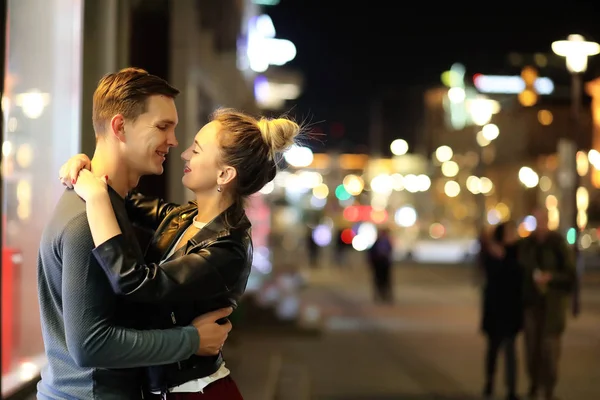 Hermosa pareja en una cita en una ciudad nocturna — Foto de Stock