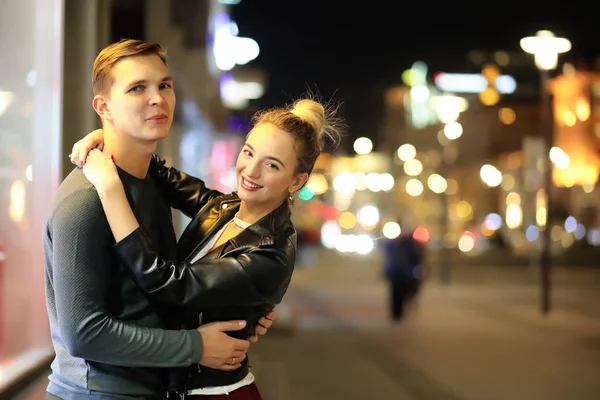 Beau couple à un rendez-vous dans une ville de nuit — Photo