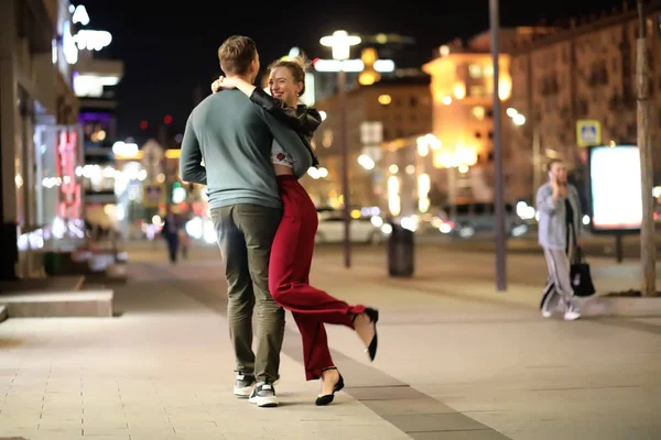 Beau couple à un rendez-vous dans une ville de nuit — Photo