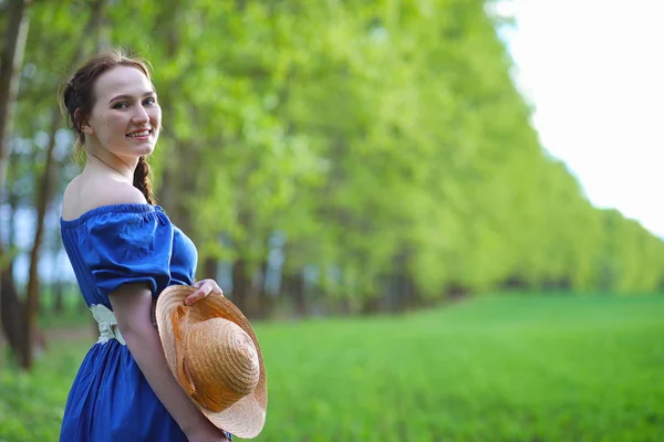 Chica en el campo por la noche — Foto de Stock