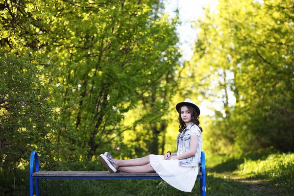 Chica en el parque en la primavera —  Fotos de Stock