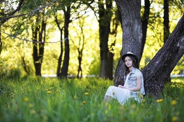 Flicka i parken på våren — Stockfoto