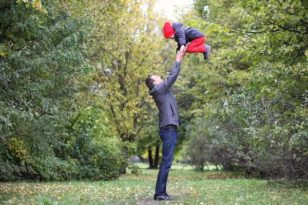 Çocuklu genç bir aile yürüyüşe çıktı. — Stok fotoğraf