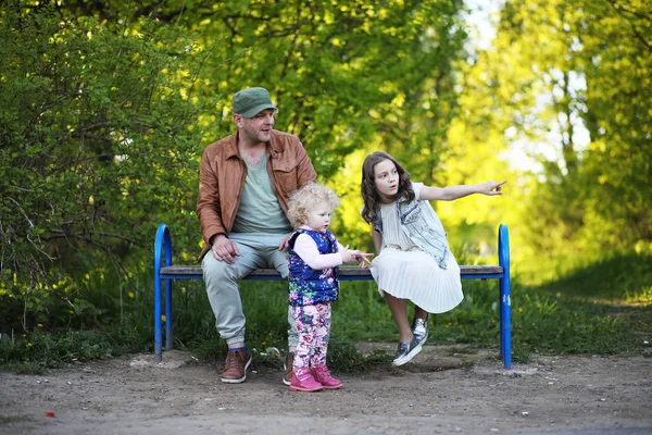 Kız ve babası baharda parktalar. — Stok fotoğraf