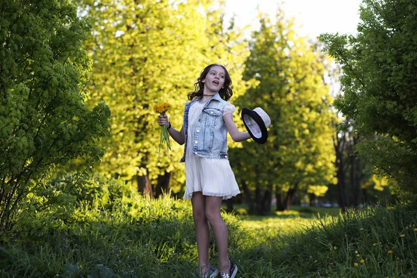 Ragazza nel parco in primavera — Foto Stock