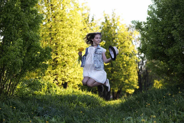 Девушка в парке весной — стоковое фото