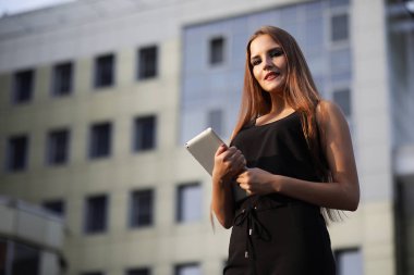 Kız bir iş toplantısında belgelerle