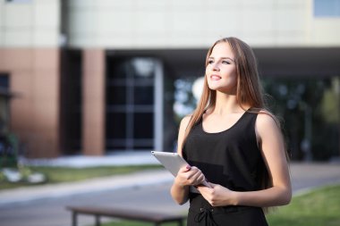 Kız bir iş toplantısında belgelerle