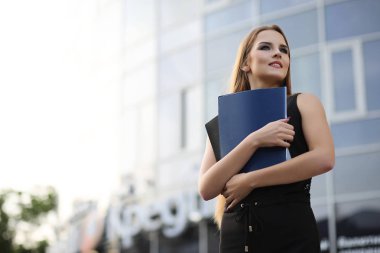 Kız bir iş toplantısında belgelerle