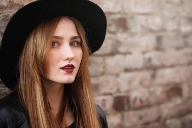 Şehrin içinde bir deri yelek sokak aşağı bir kız yürüyor bir 