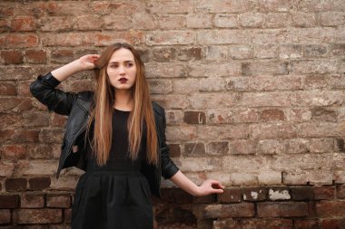 Şehrin içinde bir deri yelek sokak aşağı bir kız yürüyor bir 