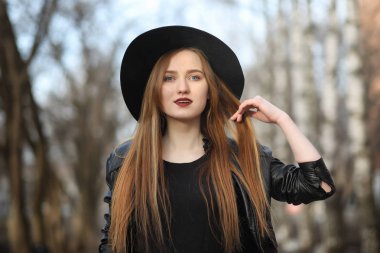 Şehrin içinde bir deri yelek sokak aşağı bir kız yürüyor bir 