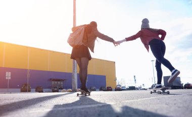 Genç hippi kız bir kaykay sürme.