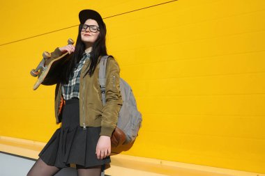 Genç hippi kız bir kaykay sürme.