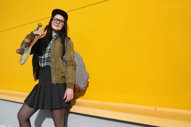 Genç hippi kız bir kaykay sürme.