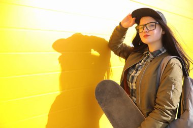 Genç hippi kız bir kaykay sürme.