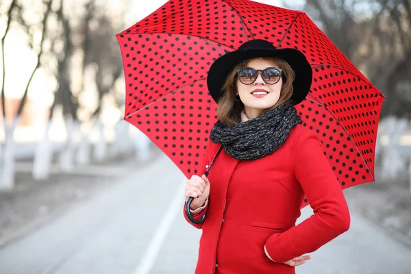 Jolie fille sur une promenade avec un parapluie dans la ville — Photo