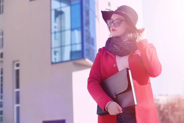 Jolie fille sur une promenade en manteau rouge dans la ville — Photo