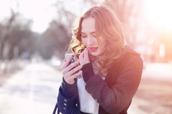 Mujer de negocios en la primavera en un paseo en un abrigo —  Fotos de Stock