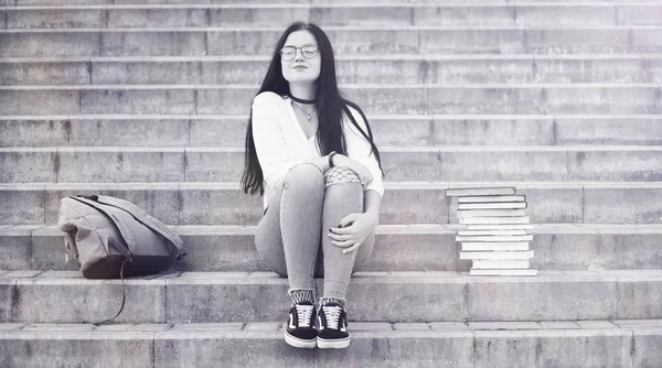 Joven estudiante en la calle —  Fotos de Stock