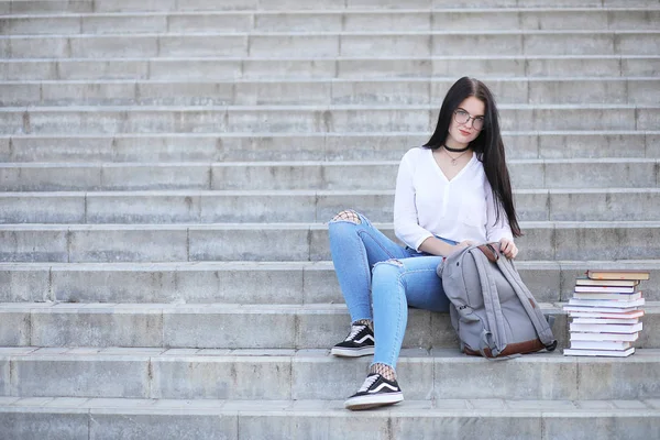 Flicka student på gatan med böcker — Stockfoto