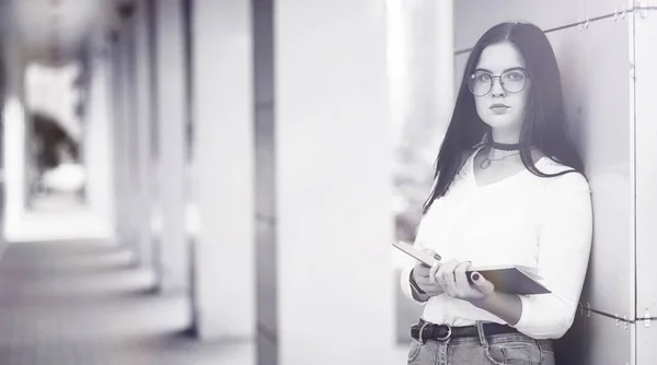 Joven estudiante en la calle —  Fotos de Stock