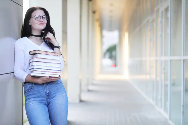 Chica estudiante en la calle con libros —  Fotos de Stock