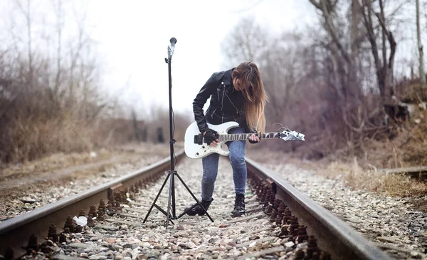 Mooi jong meisje rocker met elektrische gitaar. Een rock-musicia — Stockfoto