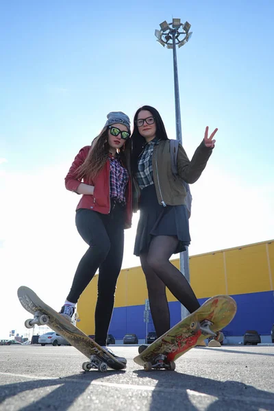 Een meisje van jonge hipster is een skateboard rijden. — Stockfoto