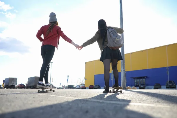 Una giovane hipster sta cavalcando uno skateboard . — Foto Stock