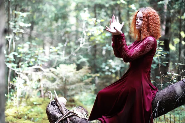 La bruja pelirroja sostiene un ritual con una bola de cristal — Foto de Stock