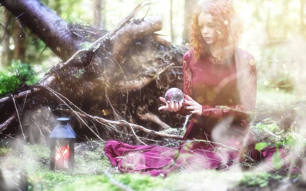 Ritual de bruxa em uma floresta — Fotografia de Stock