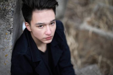 Asyalı çocuk genç doğada