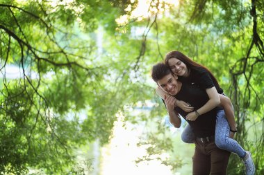 Genç çift ilk tarihte