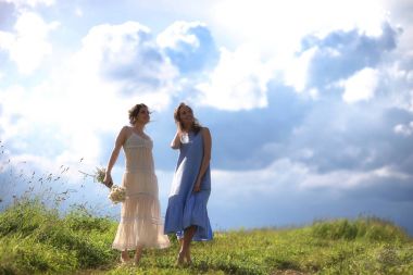 Genç kızlar alanına yürüyor