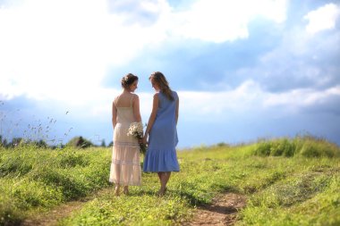 Genç kızlar alanına yürüyor