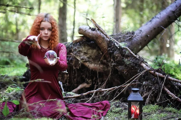 Bruxa detém uma esfera ritual — Fotografia de Stock