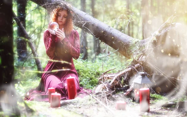 Heks ritueel in een forest — Stockfoto