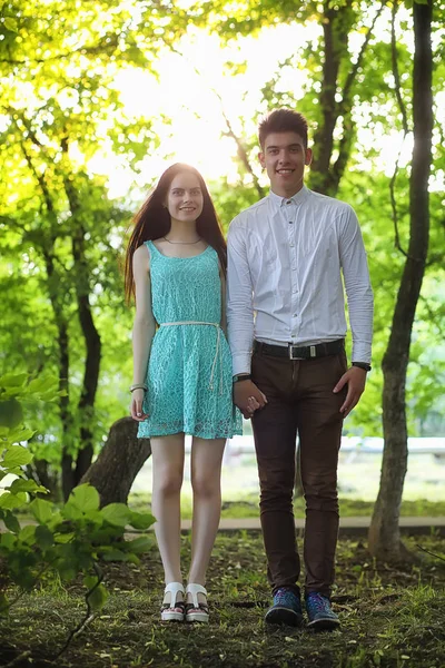 Unga par på första dejten — Stockfoto